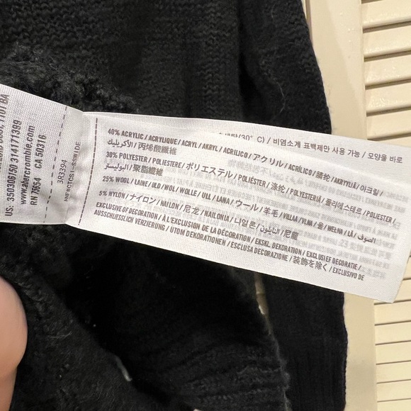 Hollister Black with Aztec Print Sweater - Size XS - Picture 4 of 4